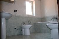A bathroom at L'occhio sul Vesuvio appartamento con terrazza privata e casa vacanza senza terrazza privata