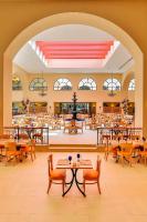 Occidental at Xcaret Destination - All Inclusive في بلايا ديل كارمن: مطعم به طاولات وكراسي في غرفة