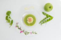 une assiette blanche avec un bol vert de nourriture dessus dans l'établissement Kiss Beachfront Hotel & Restaurant, à Cervia