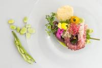 une plaque de nourriture contenant de la viande et des légumes dans l'établissement Kiss Beachfront Hotel & Restaurant, à Cervia