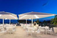 Reštaurácia alebo iné gastronomické zariadenie v ubytovaní Hotel Marad