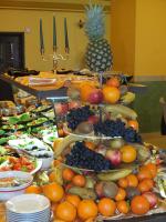 uma exposição de frutas e legumes sobre uma mesa em Hotel Central em Ploieşti