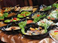 uma mesa cheia de muitos tipos diferentes de alimentos em Hotel Central em Ploieşti