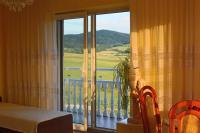Výhľad na hory alebo výhľad na hory priamo z of the bed and breakfast