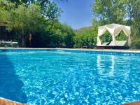 Bazén v ubytování Hotel Masia La Palma nebo v jeho okolí