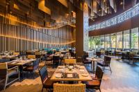 منتجع وفلل أفاني هوا هين في تشا أم: غرفة طعام بها طاولات وكراسي ونوافذ كبيرة