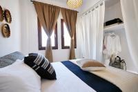 A bed or beds in a room at Le Blanc Suite
