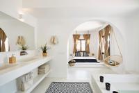 A bed or beds in a room at Le Blanc Suite