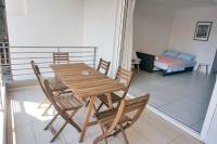 Posteľ alebo postele v izbe v ubytovaní KYMA Apartments - Athens Acropolis 13