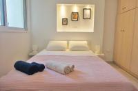Posteľ alebo postele v izbe v ubytovaní KYMA Apartments - Athens Acropolis 13