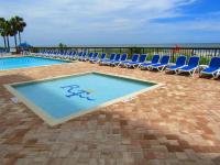 ein Swimmingpool mit Liegestühlen und ein Swimmingpool in der Unterkunft Club Regency at Regency Towers in Myrtle Beach