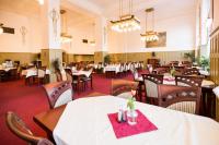 Un comedor vacío con mesas y sillas. en Hotel U Beránka Náchod, en Náchod