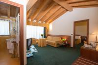 A bed or beds in a room at Hotel Capri Bardolino 3S