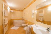 A bathroom at Hotel Capri Bardolino 3S