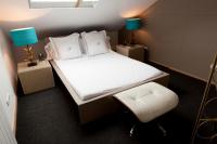 Postel nebo postele na pokoji v ubytování madrid central gran via Suites