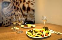 Mad på timebasishotellet eller i nærheden