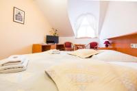 Postel nebo postele na pokoji v ubytování Hotel U Beránka Náchod