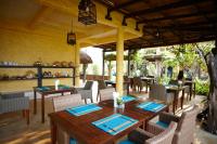 高兰Vacation Village Phra Nang Lanta - SHA Extra Plus的餐厅配有木桌和椅子