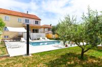 Bazén v ubytovaní Apartments Čolak alebo v jeho blízkosti