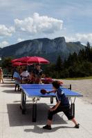 un joven jugando al ping pong en Hôtel les skieurs, en Bellevaux