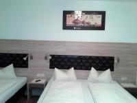 Łóżko lub łóżka w pokoju w obiekcie Hotel Garni Wolfgang