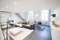 Posedenie v ubytovaní Stylish Loft with BALCONY