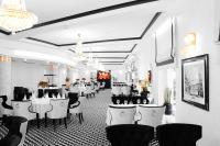 jadalnia z białymi stołami i krzesłami w obiekcie Hotel SPA Faltom Gdynia Rumia w mieście Rumia