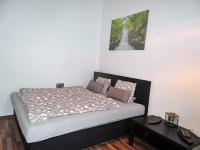 Posteľ alebo postele v izbe v ubytovaní Gozsdu Entertainment District Apartment