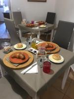 Jedlo v ubytovaní bed & breakfast alebo blízkom okolí