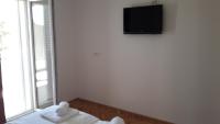 Televízia a/alebo spoločenská miestnosť v ubytovaní Villa-Apartments Karmel