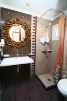 A bathroom at Iris Spa