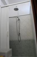 A bathroom at L'occhio sul Vesuvio appartamento con terrazza privata e casa vacanza senza terrazza privata