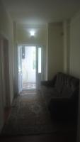 Una sala de estar con un sofá y una puerta abierta. en Maka &amp; Khato in Kazbegi, en Kazbegi