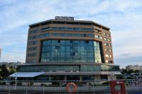 Un edificio alto con un cartel encima. en Hotel Esplanada, en Tulcea