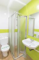 A bathroom at Albergue Inturjoven Granada