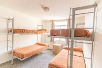 Albergue Inturjoven Granada emeletes ágyai egy szobában