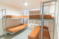 Albergue Inturjoven Granada emeletes ágyai egy szobában