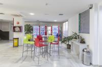 A seating area at Albergue Inturjoven Granada
