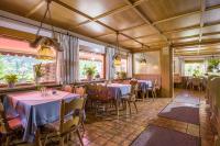 Un restaurante con mesas y sillas en una sala. en Gasthaus - Pension - Café Dörfl, en Kiefersfelden