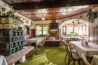 Un restaurante con mesas y sillas en una sala. en Gasthaus - Pension - Café Dörfl, en Kiefersfelden
