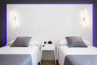 Posteľ alebo postele v izbe v ubytovaní Hostal Alhambra - Adults Only