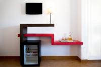 Televízia a/alebo spoločenská miestnosť v ubytovaní Hostal Alhambra - Adults Only