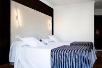 Posteľ alebo postele v izbe v ubytovaní Hostal Alhambra - Adults Only