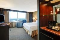Una habitación de hotel con una cama y una ventana grande. en Chateau Lacombe Hotel, en Edmonton
