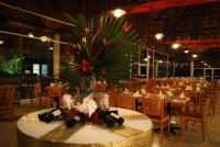 Un salón de banquetes con una mesa con una palmera. en Hotel Villa Mercedes Palenque, en Palenque
