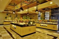 een restaurant met een toonbank vol eten bij Seaden Valentine Resort & Spa in Side