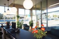 ein Büro mit einem Schreibtisch mit Blumen darauf in der Unterkunft Oceanfront Viking Motel in Myrtle Beach