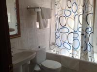 A bathroom at Hostal Virgen Del Rocío