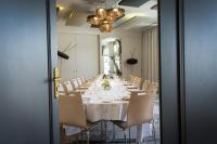 uma sala de jantar com uma mesa longa e cadeiras em Château Belmont Tours by The Crest Collection em Tours