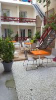 un patio extérieur avec des tables et des chaises ainsi qu&#39;un escalier dans l&#39;établissement Hotel de Paris, à La Rochelle